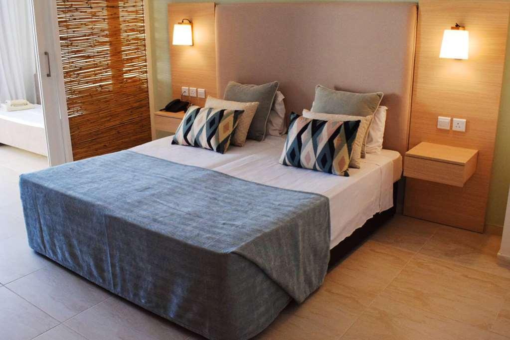 Ramada Hotel & Suites By Wyndham איה נאפה חדר תמונה