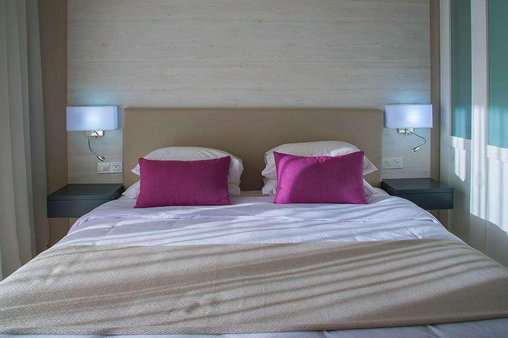 Ramada Hotel & Suites By Wyndham איה נאפה חדר תמונה