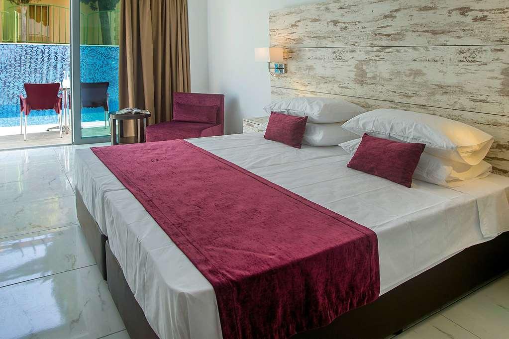 Ramada Hotel & Suites By Wyndham איה נאפה חדר תמונה