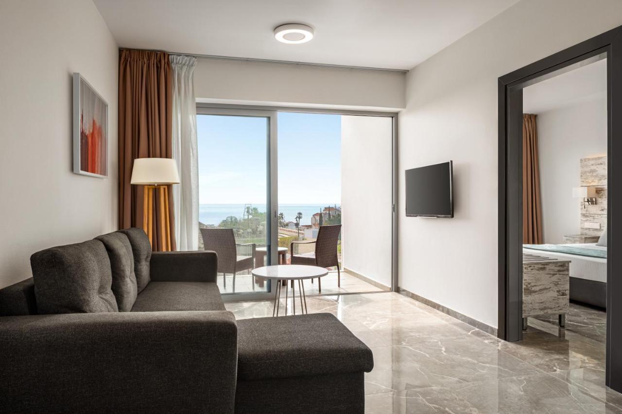 Ramada Hotel & Suites By Wyndham איה נאפה מראה חיצוני תמונה
