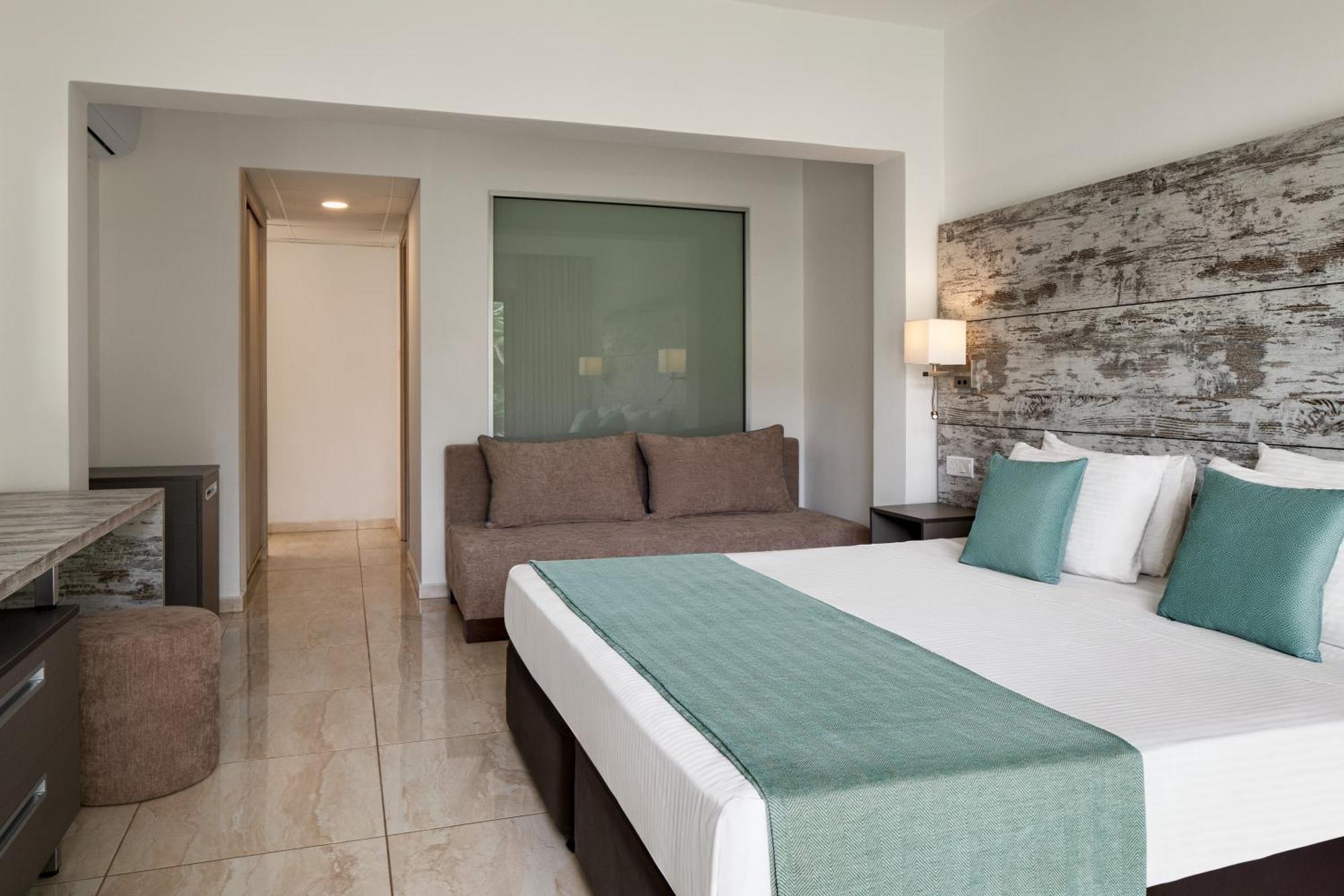 Ramada Hotel & Suites By Wyndham איה נאפה מראה חיצוני תמונה