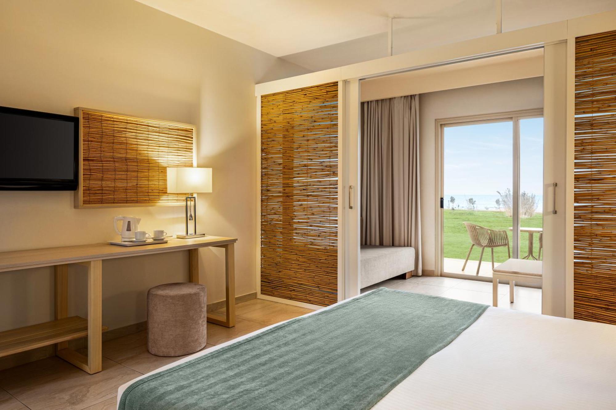 Ramada Hotel & Suites By Wyndham איה נאפה מראה חיצוני תמונה