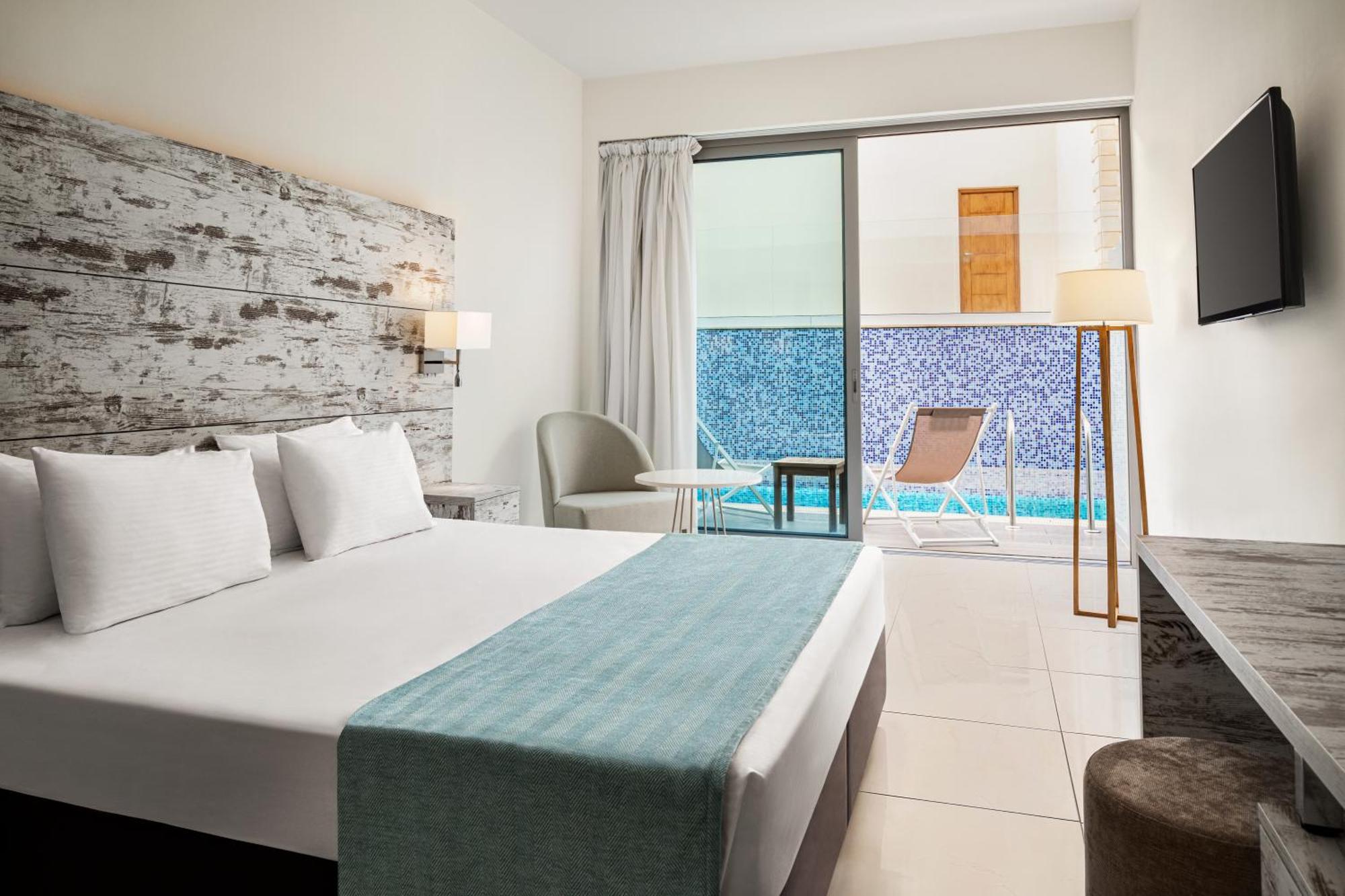 Ramada Hotel & Suites By Wyndham איה נאפה מראה חיצוני תמונה