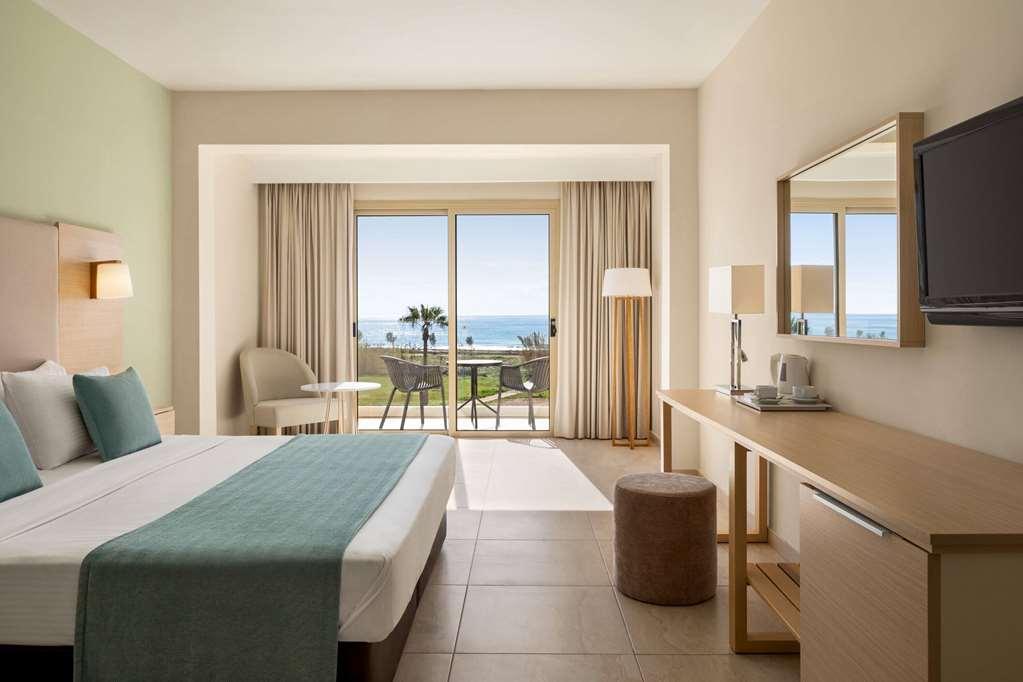 Ramada Hotel & Suites By Wyndham איה נאפה חדר תמונה
