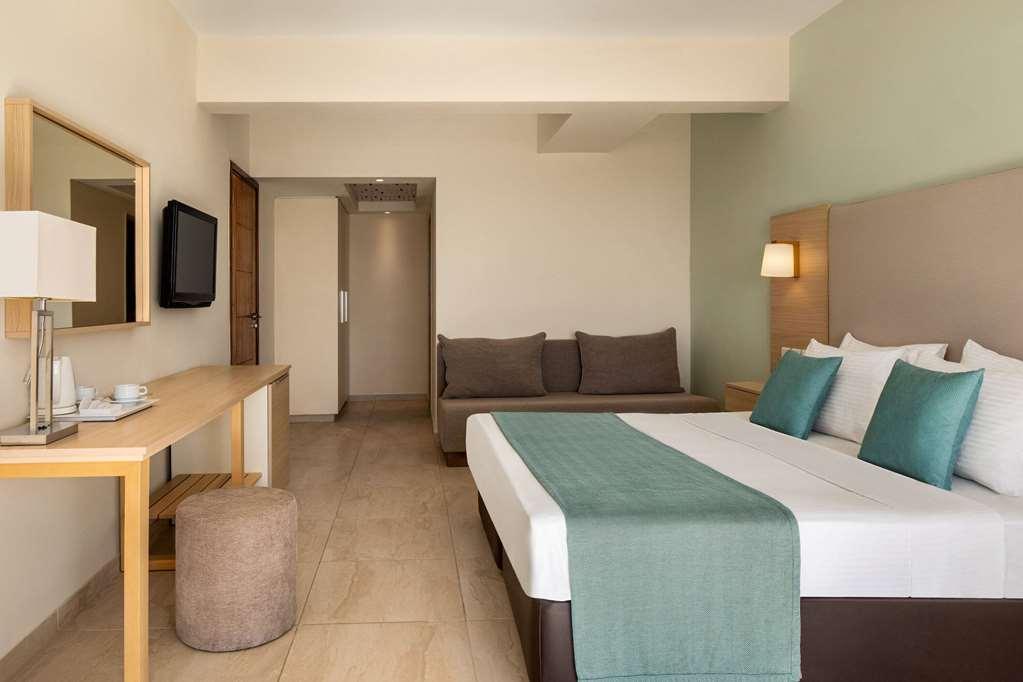 Ramada Hotel & Suites By Wyndham איה נאפה חדר תמונה