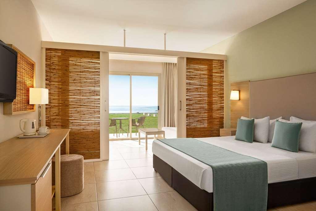 Ramada Hotel & Suites By Wyndham איה נאפה חדר תמונה