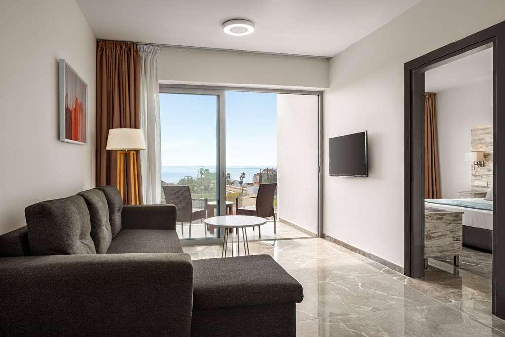 Ramada Hotel & Suites By Wyndham איה נאפה חדר תמונה