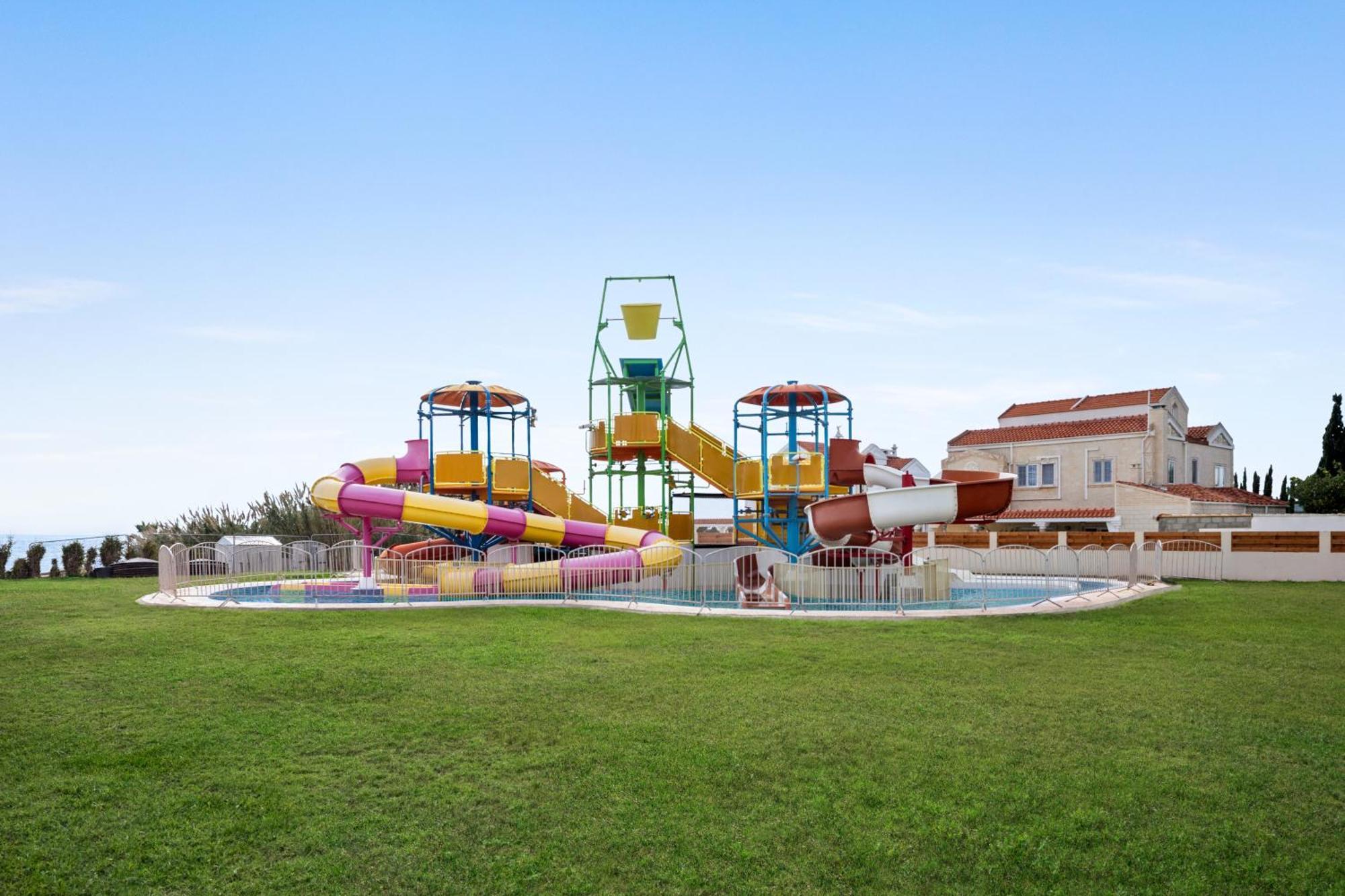Ramada Hotel & Suites By Wyndham איה נאפה מראה חיצוני תמונה