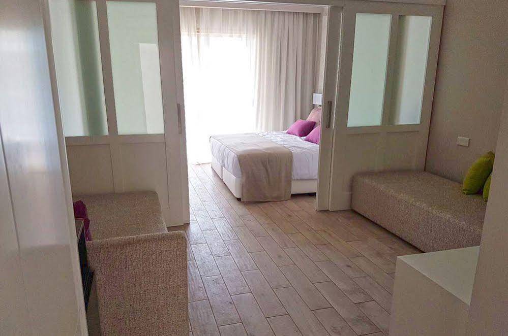 Ramada Hotel & Suites By Wyndham איה נאפה מראה חיצוני תמונה